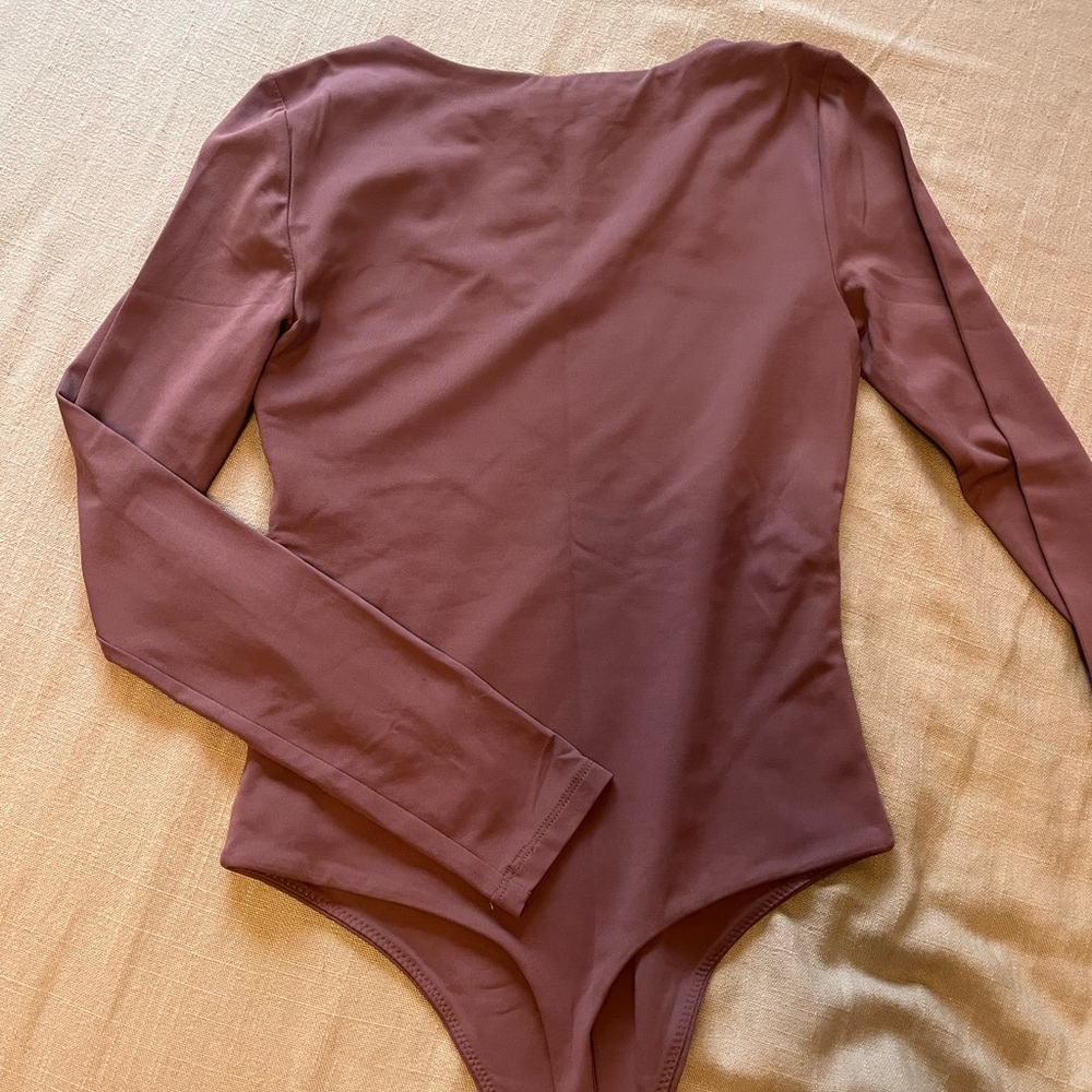 ARITZIA BODYSUIT Mauve Long Sleeve V-Neck Top - Picture 4 of 6